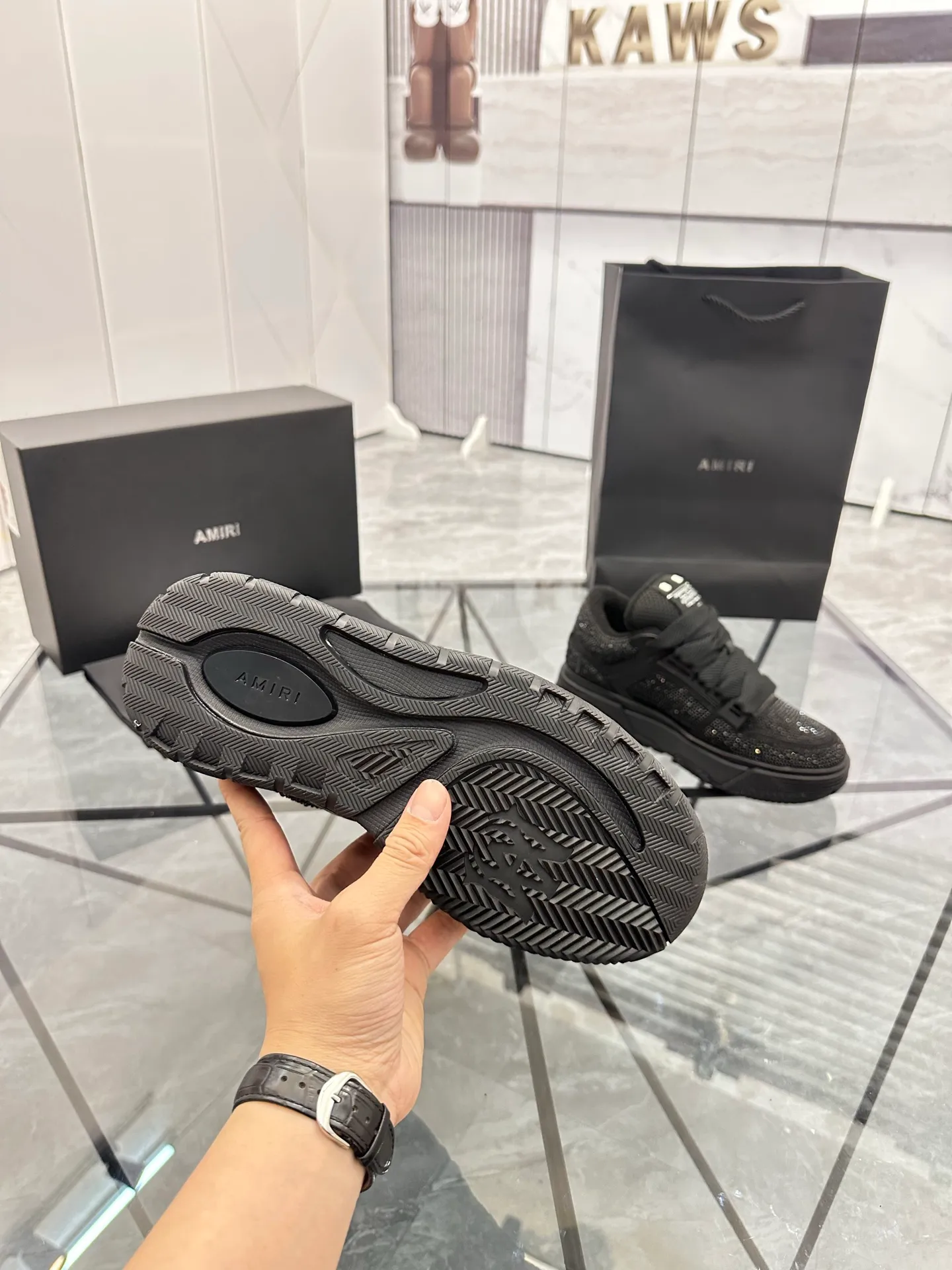 Men's shoes: 💰P760¥ Guangzhou top quality Product trademark: AMIRI* "Amir*] low-top casual shoes Regular size: 39-44 (can be customized to 45) Product material: imported first-layer cowhide leather upper, professional hot-drilling process, breathable lining, original outsole. Number: 525